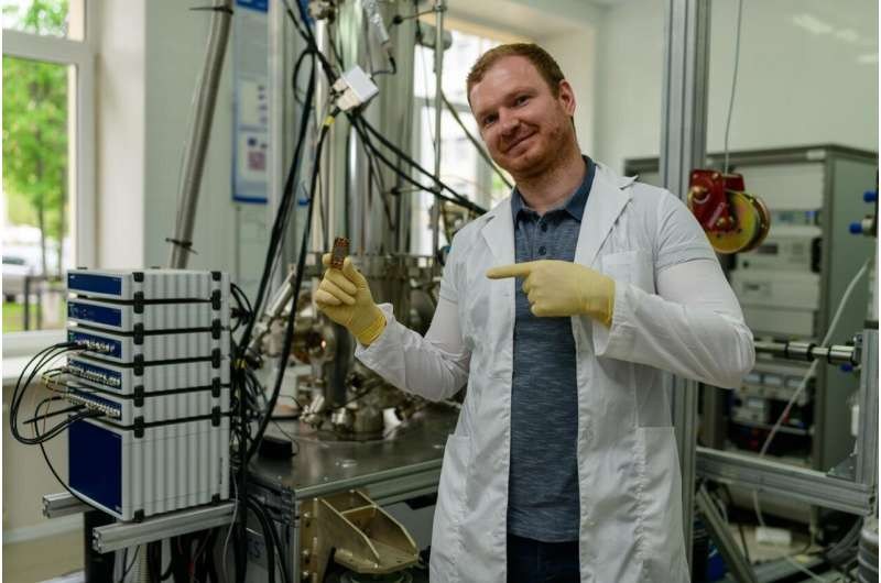 俄科研团队发明一种可实现超强光子-磁振子耦合的平台