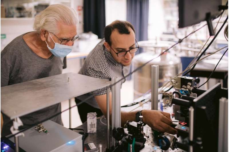 科学家发现一种用量子点实现更简单制造单光子源的方法