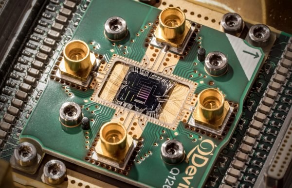 德国科研人员研发出首个集成了拓扑绝缘体的混合量子比特芯片