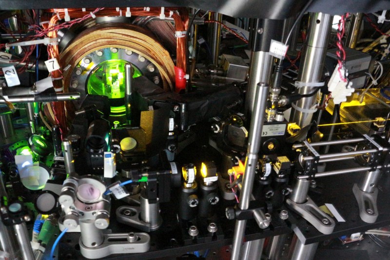 MIT物理学家利用量子“时间逆转”来检测引力波和暗物质