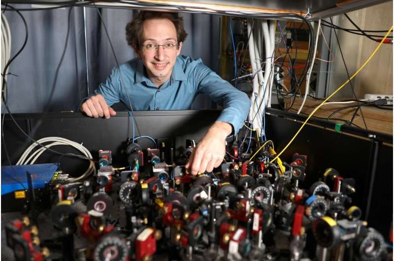 因斯布鲁克大学用捕获的钙原子开发出通用量子数字处理器