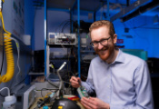 全球首台室温量子计算机将发布，采用合成钻石制作量子芯片