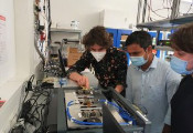 光量子处理器供应商QuiX向德国交付一颗12模式光子处理器