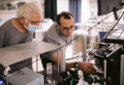 科学家用量子点实现了一种更简单制造单光子源的方法