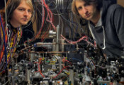 华沙大学利用冷原子量子处理器来解决光谱学的特定问题