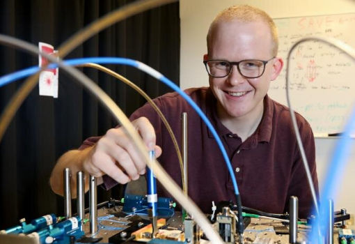 科学家用贝尔态分析仪实现了量子互联网的巨大飞跃
