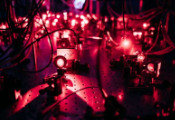 新研究首次使用费米子创建超流体电路来研究电子行为