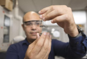 国外科学家创造出能用于构建室温量子计算机的高磁性量子材料