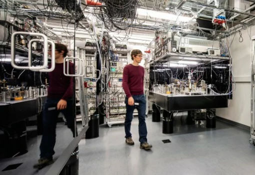 科学家开发出单平面内具有一千多个原子量子比特的量子处理架构