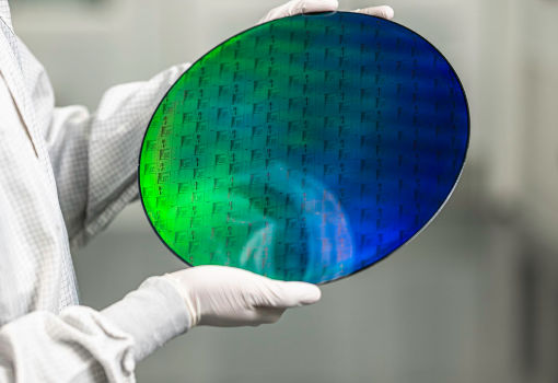 PsiQuantum推出专为实用级量子计算而设计的量子光子芯片组Omega