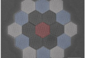 北京大学许秀来、龚旗煌团队及其合作者在基于莫尔光子晶体微腔的腔量子电动力学研究中取得重要进展