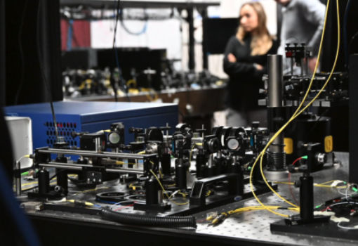 **展示了来自罗马大学的模块化意大利光子量子计算机 Qolossus 2.0