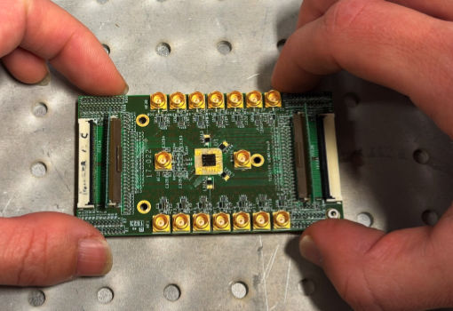QuTech研究人员成功演示采用二维布局的10量子比特锗处理器
