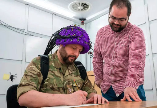 英国科学家正研发世界首款移动式量子脑部扫描仪，可检测爆炸冲击对军人的影响