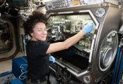 NASA工程师在国际空间站进行量子物理等方面的工作