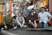 布鲁克海文国家实验室科学家利用超快激光脉冲揭示材料隐藏的物质状态