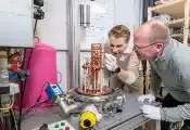 特文特大学将SQUID置于微型金字塔尖端，实现了以最高灵敏度测量磁场