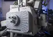 加州大学研究团队用扫描超快电子显微镜探索量子材料中的电光相互作用