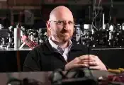 罗切斯特大学科学家正将光与声相结合，探索物理学的新领域