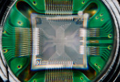 Oxford Ionics公司演示了大规模控制离子量子比特的新方法