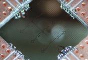 工作频率为72GHz的超导量子比特能在250毫开尔文温度下可靠运行