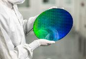 PsiQuantum推出专为实用级量子计算而设计的量子光子芯片组Omega