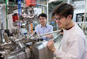 科学家在一种量子材料中发现：其内部会自然形成原子级薄的半导体结