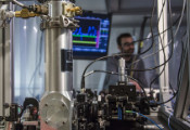 科学家研发的带三角孔超薄鼓膜能让声子信号损失几乎为零