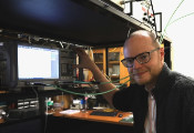 科学家提出一种控制混合系统的新方法 可应用于量子计算与传感领域