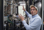 科学家现可在接近绝对零度环境利用电子显微镜对材料进行原子级分辨成像