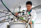 科学家找到在室温下改进光收集和发射装置的新方法