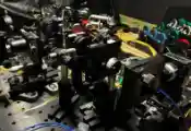 奥地利科学家在量子通信领域取得突破 利用商用器件展示了可部署的量子纠缠源