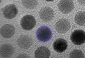 科学家通过精细调控纳米粒子结构，实现了一种仅理论预测过的材料相