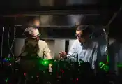 加州理工学院利用纠缠光子对实现四倍量子增强的显微镜分辨率