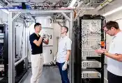 新研究发现：硅量子点处理器中量子阱的原子尺度无序是导致谷分裂变异主因
