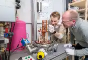 特文特大学研制金字塔形超导SQUID传感器，可以最高灵敏度对磁场进行测量